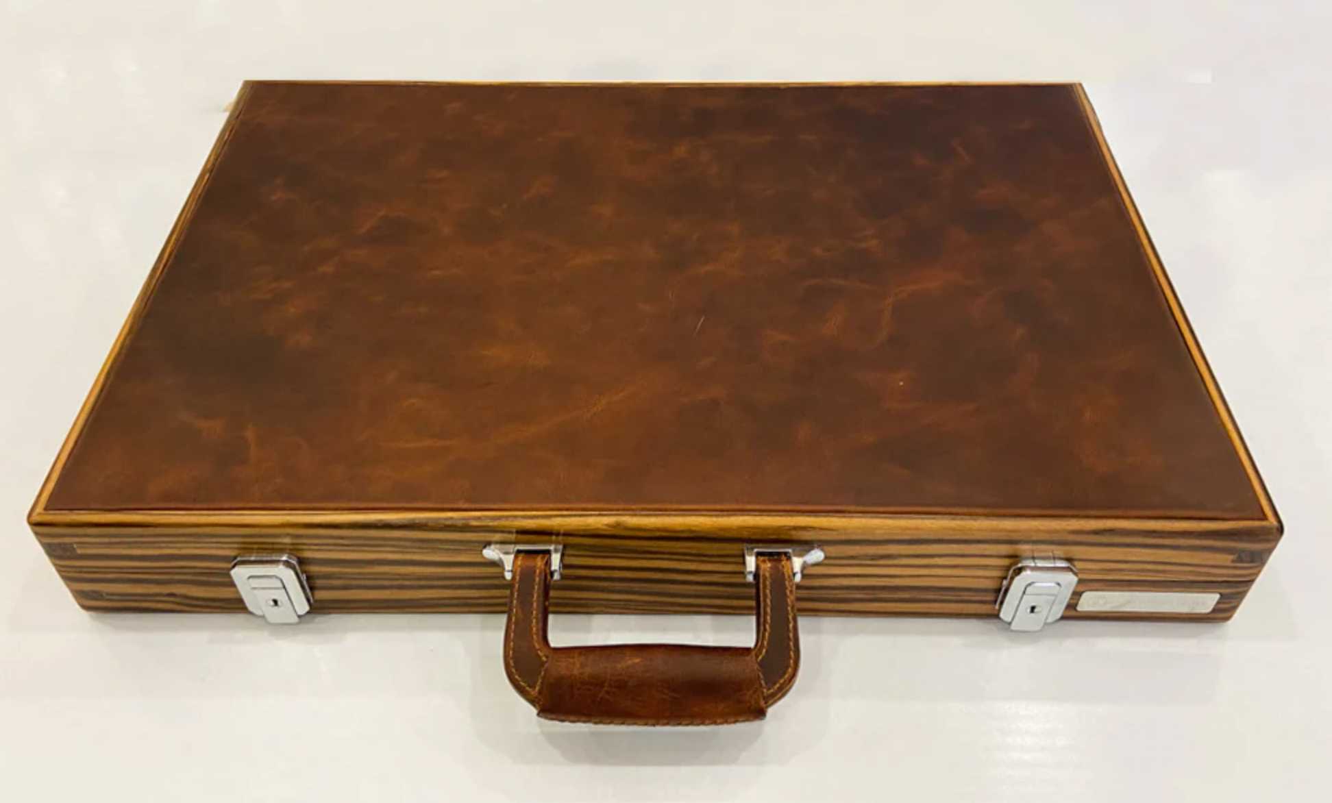 The carrying bag with a vintage look